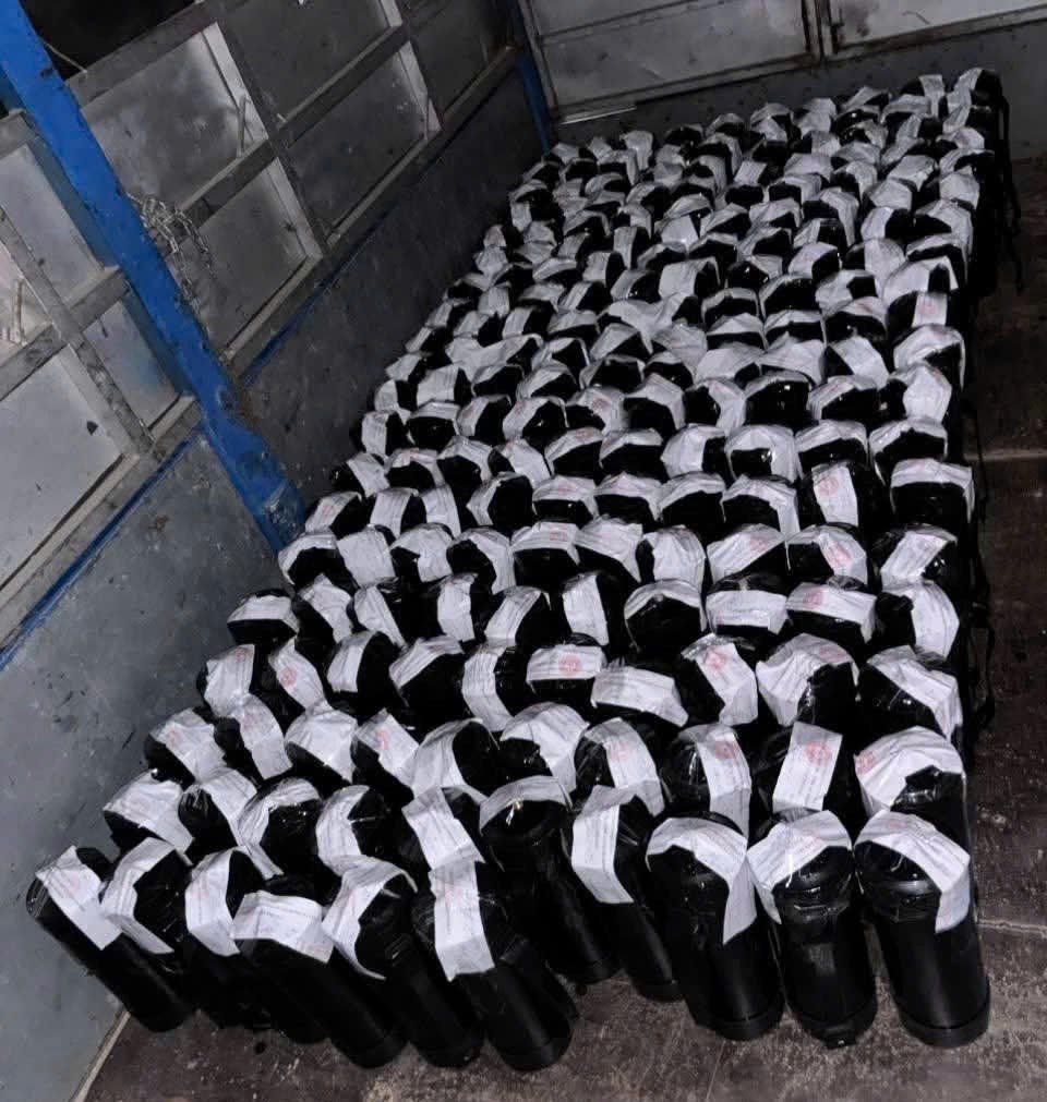 Tang vật khí cười thu giữ trong vụ án. Ảnh: Nguyễn Tú.