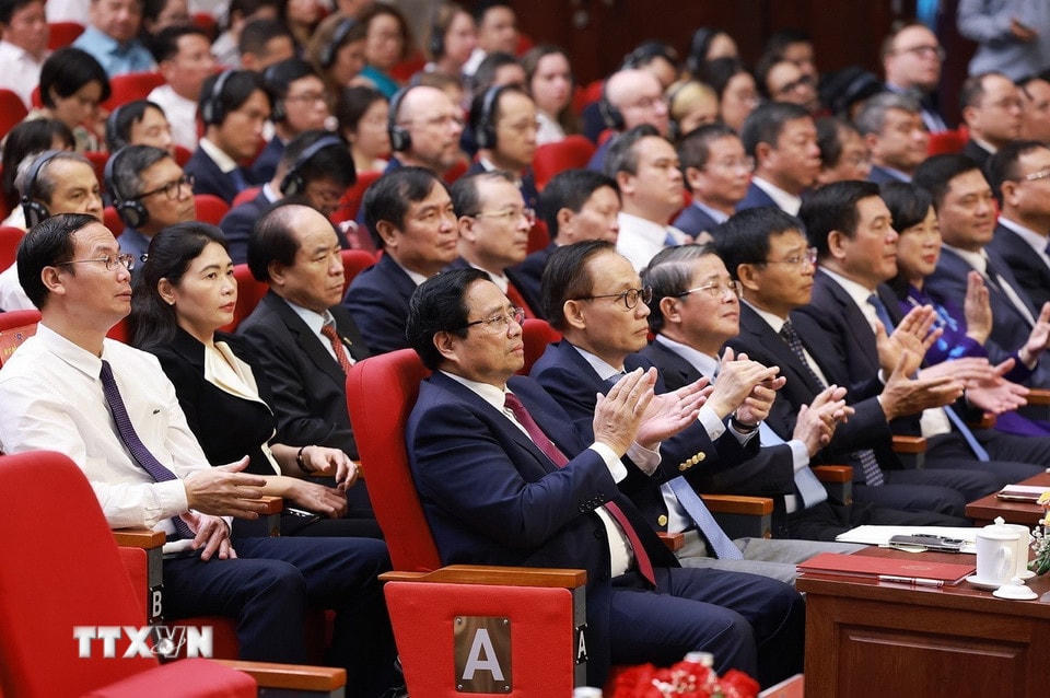 Thủ tướng Phạm Minh Chính và các đại biểu tham dự Lễ kỷ niệm 80 năm Ngày thành lập Đài Tiếng nói Việt Nam. (Ảnh: Dương Giang/TTXVN)