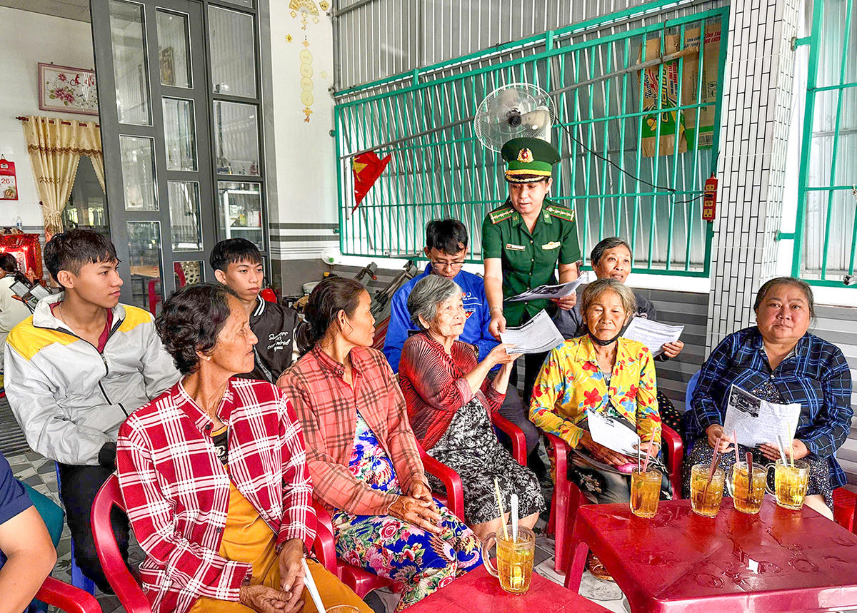 Cán bộ biên phòng Vĩnh Nguơn thường xuyên tuyên truyền đến người dân, góp phần phòng chống buôn lậu qua và an ninh biên giới. Ảnh Nguyễn Minh. 