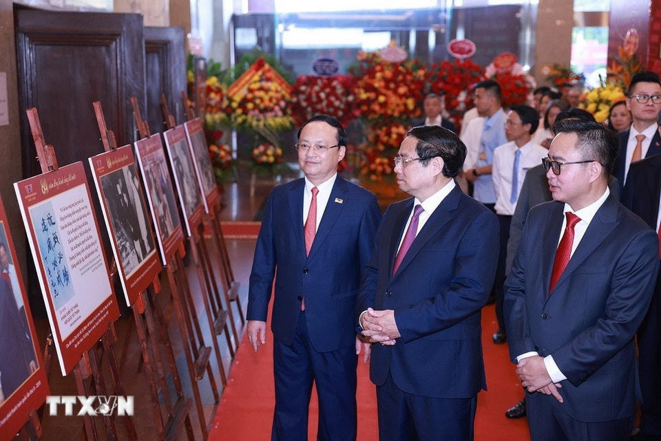 Thủ tướng Phạm Minh Chính tham quan trưng bày ảnh về quá trình hình thành và phát triển của Đài Tiếng nói Việt Nam. (Ảnh: Dương Giang/TTXVN)