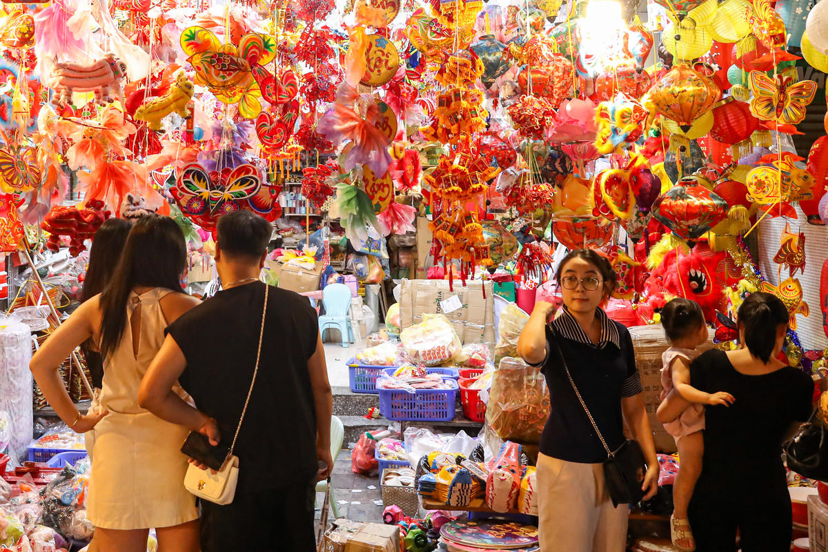Năm nay, các loại đèn lồng, đồ chơi Trung thu truyền thống vẫn tiếp tục được người tiêu dùng ưa chuộng và lựa chọn.