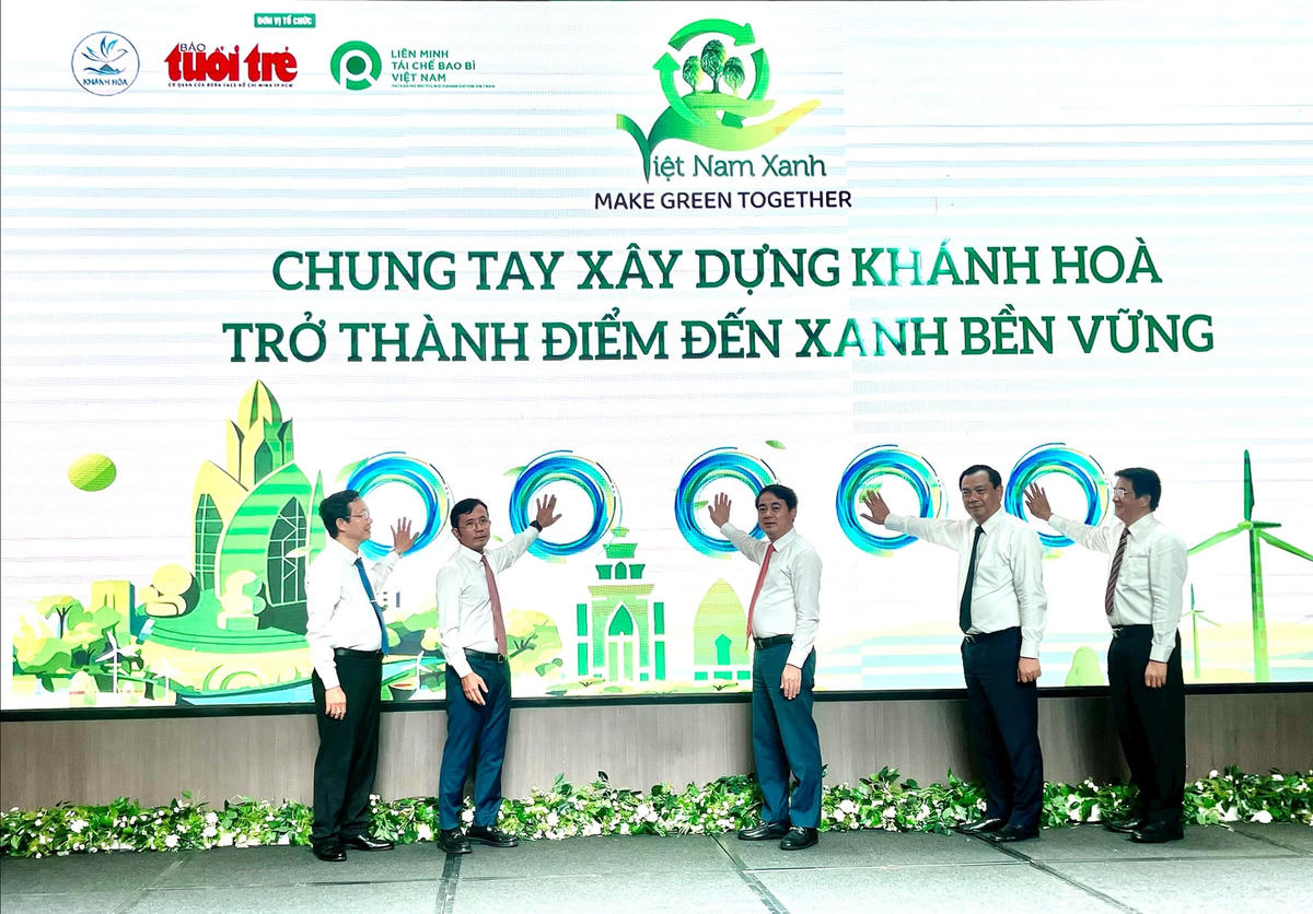 Các đại biểu biểu bấm nút khởi động chung tay xây dựng Khánh Hòa trở thành điểm đến xanh bền vững. (ảnh Thùy Trang) (1)
