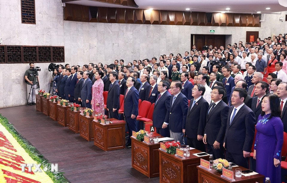 Thủ tướng Phạm Minh Chính và các đại biểu thực hiện nghi lễ chào cờ. (Ảnh: Dương Giang/TTXVN)