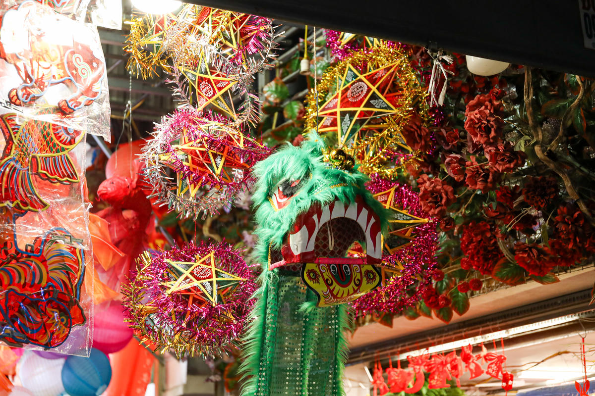 Mỗi chiếc đầu sư tử có giá từ 300.000 đến 600.000 đồng/chiếc. Còn đối với những đầu sư tử cỡ lớn, thiết kế cầu kỳ hơn có giá từ vài triệu đến hàng chục triệu đồng.