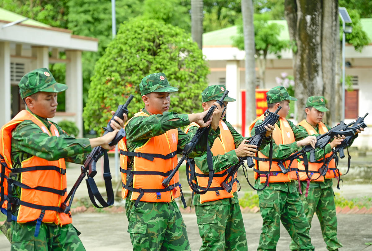 Chiến sĩ tổ tuần tra đồn biên phòng Vĩnh Nguơn kiểm tra công cụ hỗ trợ, sẵn sàng cho nhiệm vụ tuần tra, kiểm soát biên giới. Ảnh Nguyễn Minh. 
