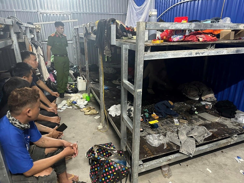 Lực lượng Công an kiểm tra các khu lán trại có lao động tỉnh ngoài tạm trú. Ảnh: Công an tỉnh Quảng Ninh.