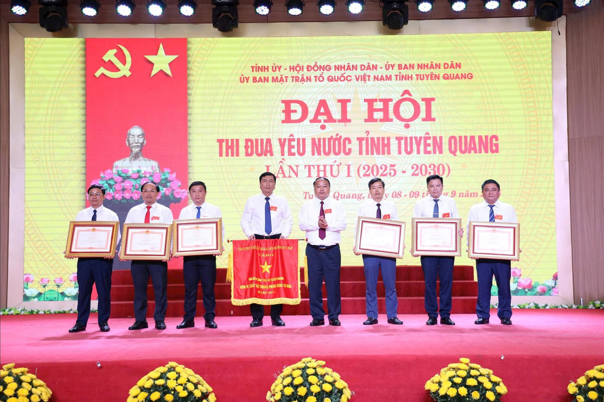 Chủ tịch UBND tỉnh Tuyên Quang Phan Huy Ngọc trao Cờ thi đua và Bằng khen của Thủ tướng Chính phủ cho các tập thể và cá nhân. Ảnh: V.N.