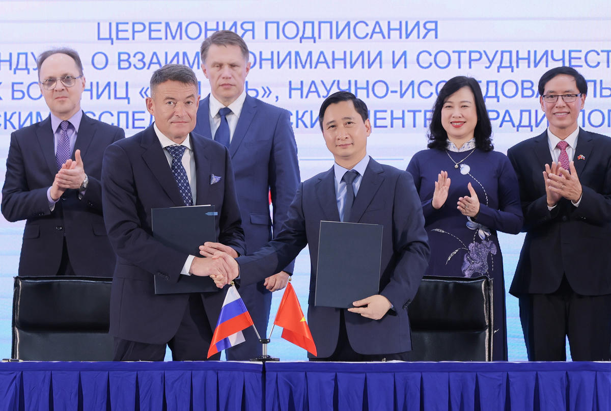 Ông Kaprin Andrey Dmitrievich - Tổng giám đốc Trung tâm Y học Quốc gia về Xạ trị - Viện Hertsen Liên bang Nga trao đổi văn kiện hợp tác với ông Ngô Chí Dũng, Chủ tịch HĐQT Hệ thống BVĐK Tâm Anh và Viện Nghiên cứu Tâm Anh (TAMRI) tại lễ ký kết chiều 12/9, với sự chứng kiến của Bộ trưởng Bộ Y tế Liên bang Nga Mikhail Albertovich Murashko và Bộ trưởng Bộ Y tế Đào Hồng Lan. Ảnh: BVĐK Tâm Anh.