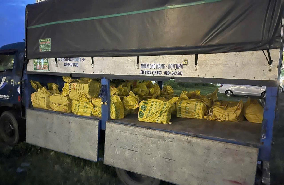 Xe tải chở khí cười bị bắt quả tang. Ảnh: Nguyễn Tú.