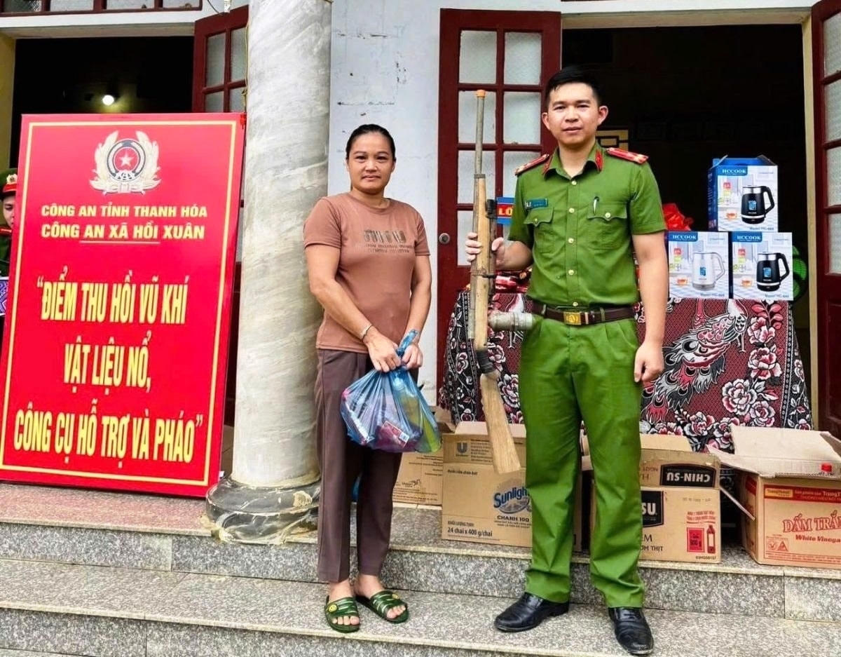 Người dân xã Hồi Xuân giao nộp các loại vũ khí và nhận lại phần quà ý nghĩa.	Ảnh: Nguyễn Chung