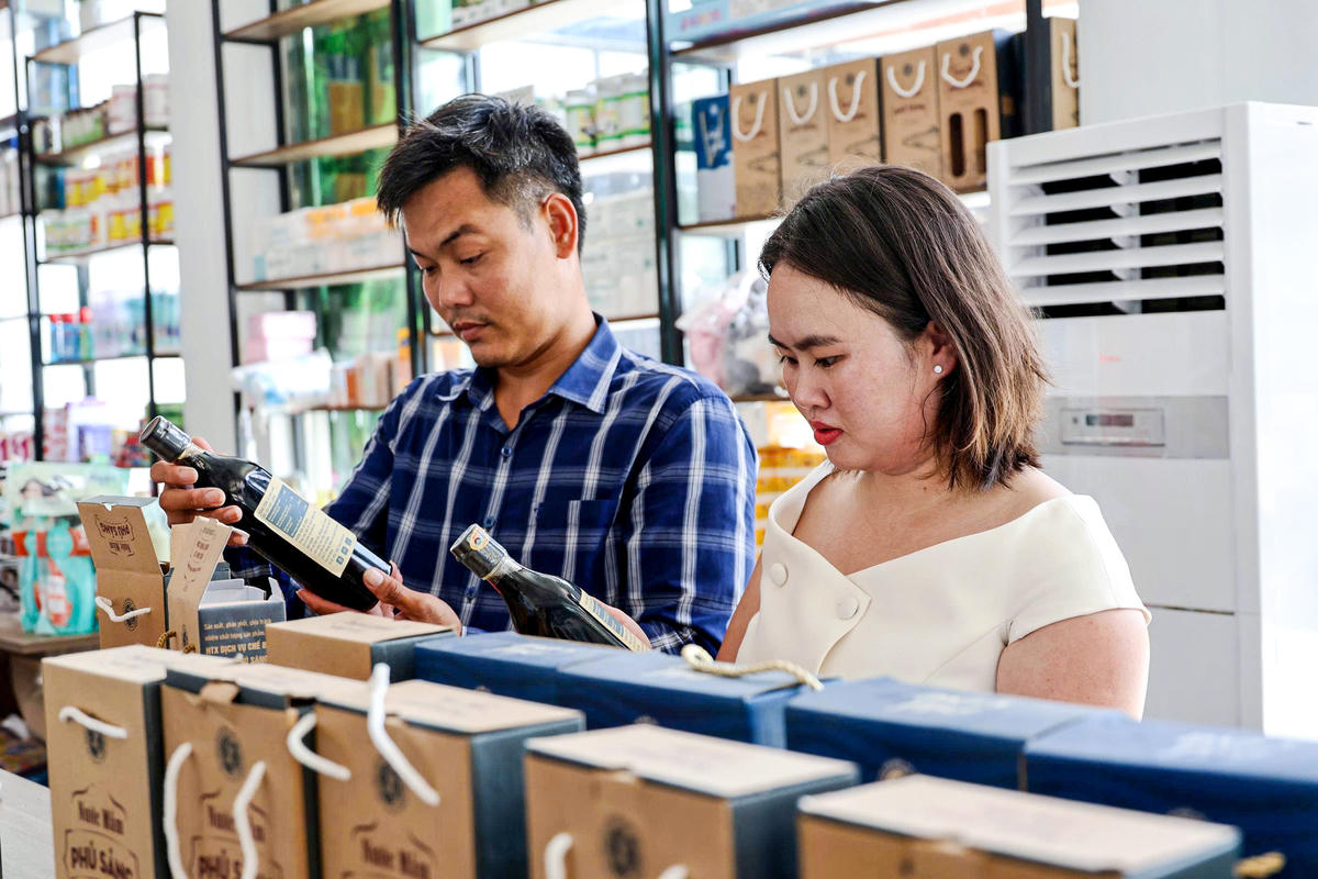 Sản phẩm nước mắm Phú Sáng được giới thiệu tại cửa hàng, chuẩn bị đưa vào hệ thống phân phối hiện đại. Ảnh: Cẩm Kỳ