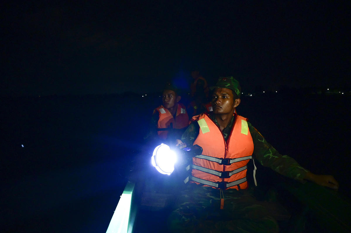 Để biên giới an toàn, hạn chế thấp nhất tình trạng buôn lậu, cán bộ, chiến sĩ biên phòng còn tổ chức tuần tra vào ban đêm khu vực biên giới. Ảnh Nguyễn Minh. 