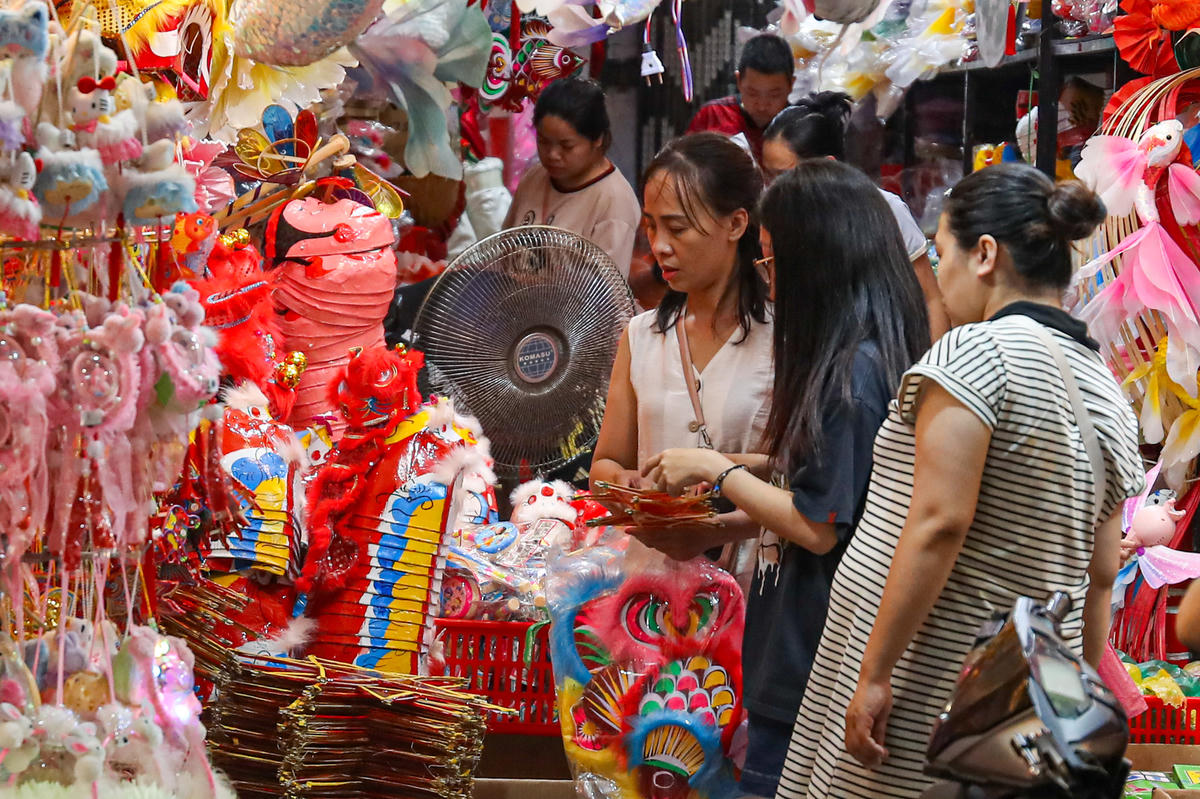 Các cửa hàng đều rất đông đúc người dân đến tìm mua các món đồ trang trí dịp Tết Trung thu trên phố Hàng Mã.