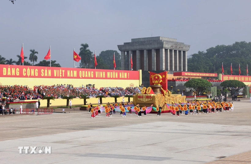 Xe mô hình Quốc huy nước Cộng hòa xã hội chủ nghĩa Việt Nam đi đầu khối diễu binh, diễu hành. (Ảnh: Quốc Khánh/TTXVN)