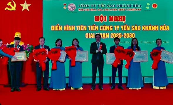 Ông Nguyễn Khắc Tòa, Phó Bí thư Thường trực Tỉnh ủy Khánh Hòa trao thưởng cho cán bộ công nhân vien Công ty Yến sào Khánh Hòa đã có thành tích xuất sắc trong phong trào thi đua. (ảnh Thùy Trang)
