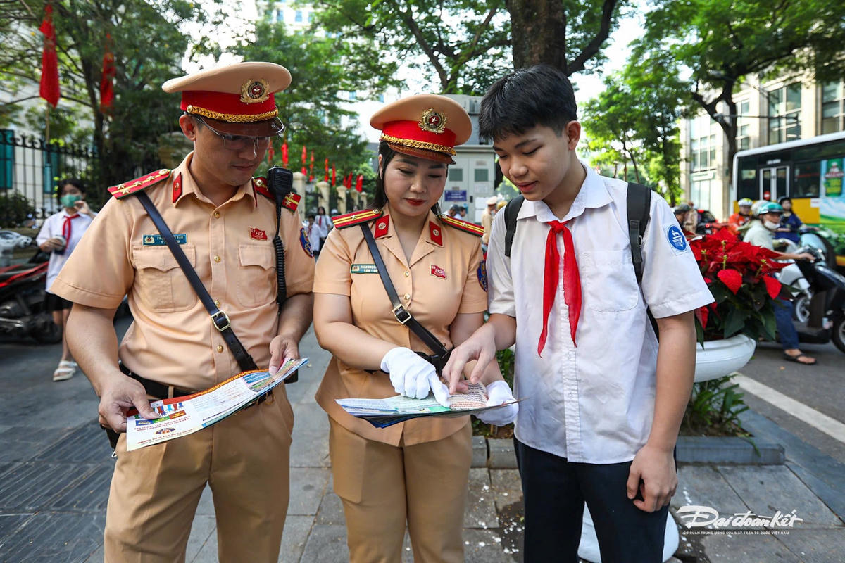 Theo ghi nhận của PV Báo Đại Đoàn kết, ngay từ 6h sáng, tổ công tác của Đội CSGT đường bộ số 1 đã phối hợp với Công an phường Cửa Nam đã có mặt điều tiết giao thông tại khu vực cổng trường THCS Hùng Vương.
