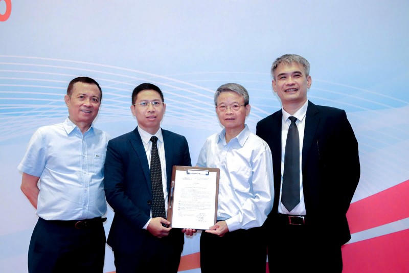 Trao quyết định bổ nhiệm tổng biên tập Tạp chí Công nghiệp Nông thôn. Từ trái qua phải: ông Nguyễn Ngọc Bình – Phó chủ tịch Hội cơ khí Nông nghiệp Việt Nam; ông Lê Ngọc Ánh – Tổng Biên Tập Tạp chí; ông Chu Văn Thiện – Phó Chủ tịch Hội Cơ khí nông nghiệp Việt Nam; Nguyễn Đức Long – Phó Viện Trưởng Viện Cơ điện nông nghiệp và Công nghệ sau thu hoạch.