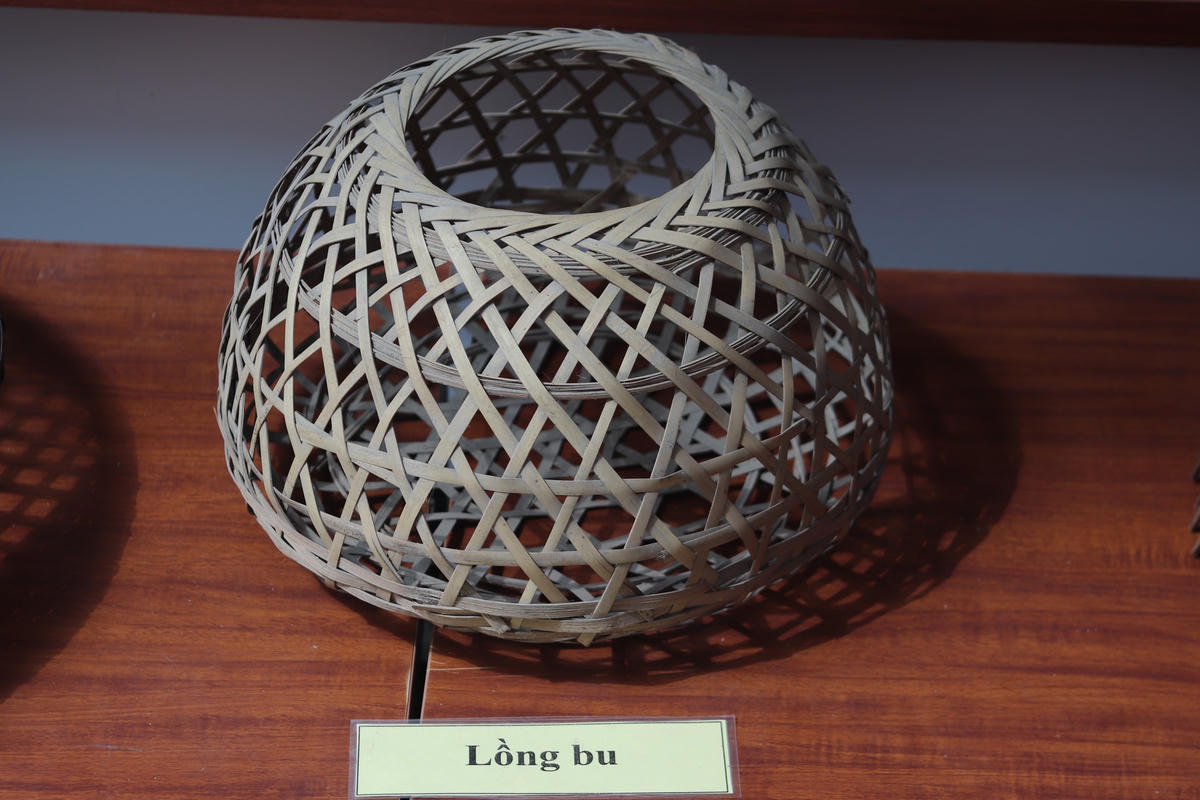 Những chiếc thúng, dần, sàng, nia... dùng để đựng, sàng gạo và những chiếc lồng bu dùng để nhốt gà, ngan, vịt... Ảnh: Đình Minh