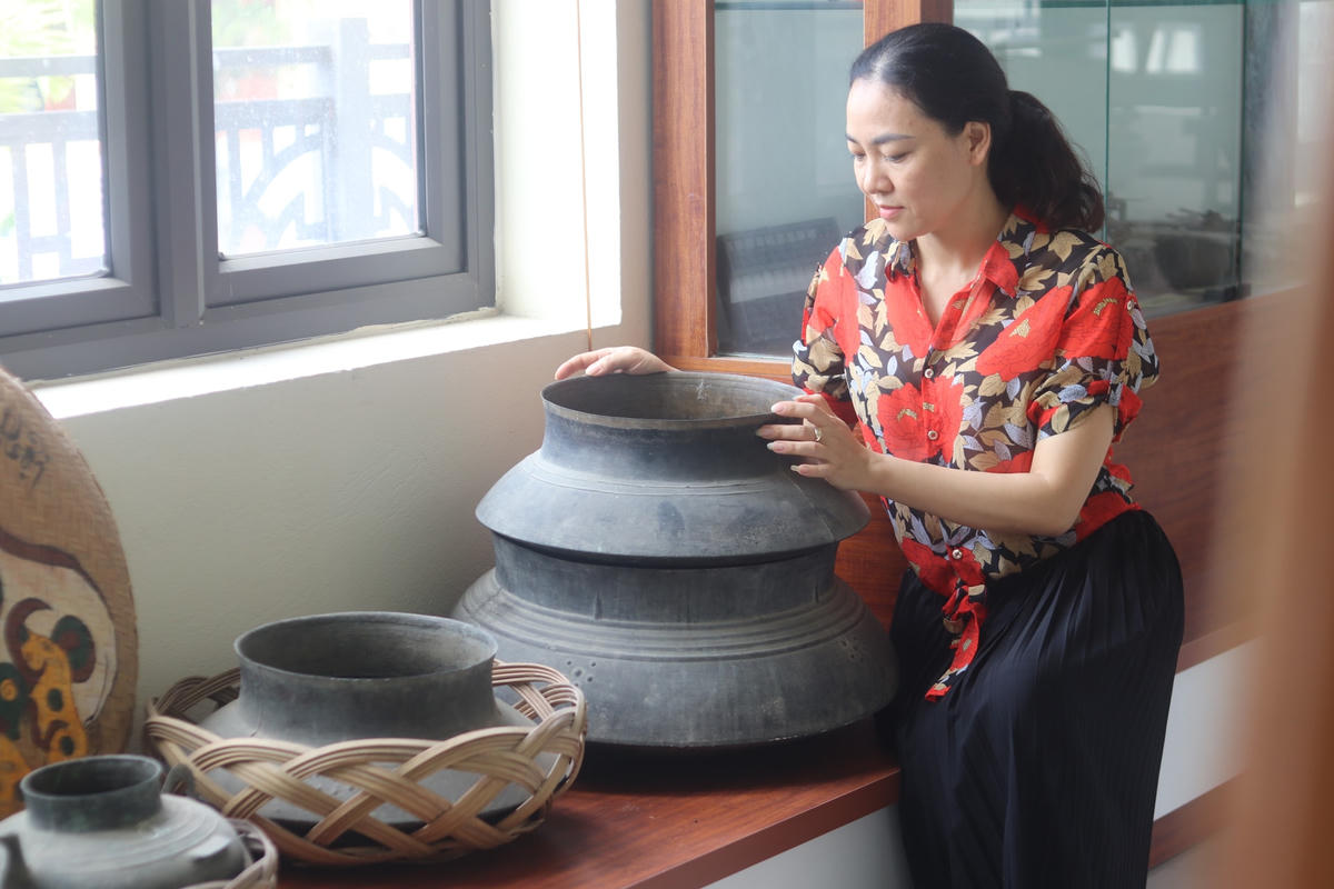 Các loại nồi, năng được người dân dùng để nấu đồ ăn trước đây. Ảnh: Đình Minh