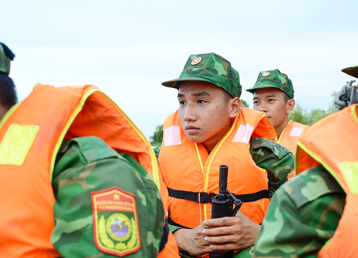 Một chiến sĩ tập trung quan sát trên đường tuần tra biên giới. Ảnh Nguyễn Minh. 