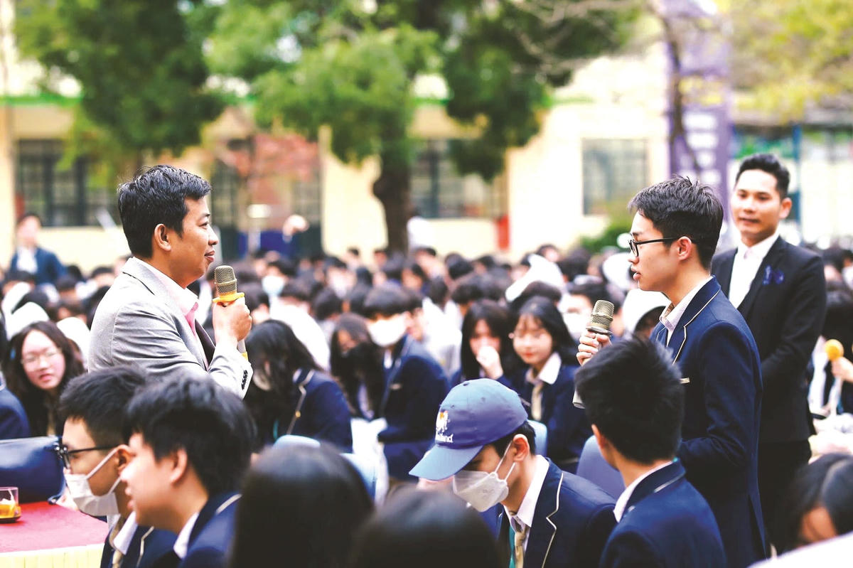 Cover NV Hoang Anh Tu tro chuyen voi hoc sinh 2