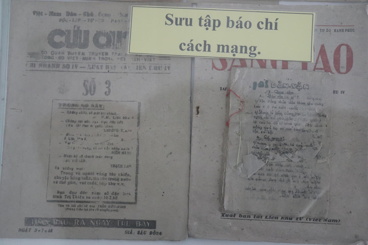Ngoài ra, tại phòng trưng bày ở tầng 2 hiện còn lưu giữ nhiều ấn phẩm báo chí cách mạng ra mắt trong thời kỳ kháng chiến, trong đó nổi bật là báo Cứu Quốc (nay là báo Đại Đoàn Kết). Ảnh: Đình Minh