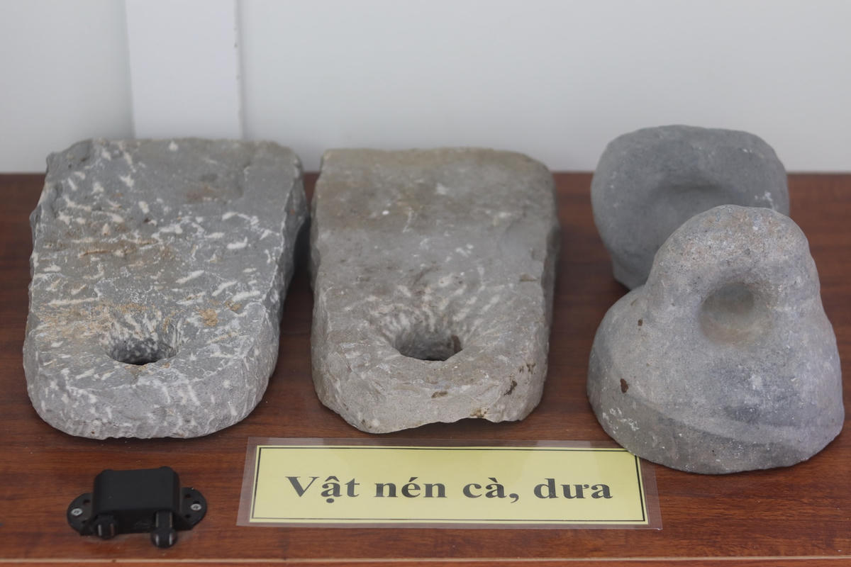 Những khối đá tảng dùng để nén dưa cà. Ảnh: Đình Minh