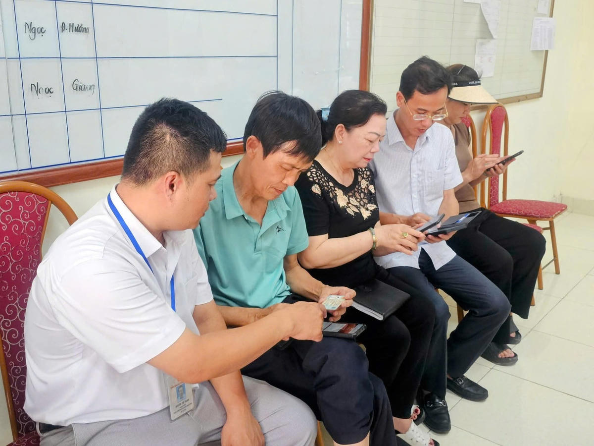 Cán bộ trung tâm hành chính công phường Ngô Quyền, TP Hải Phòng hướng dẫn người dân đăng ký tài khoản trên Cổng dịch vụ công quốc gia. Ảnh: PT.