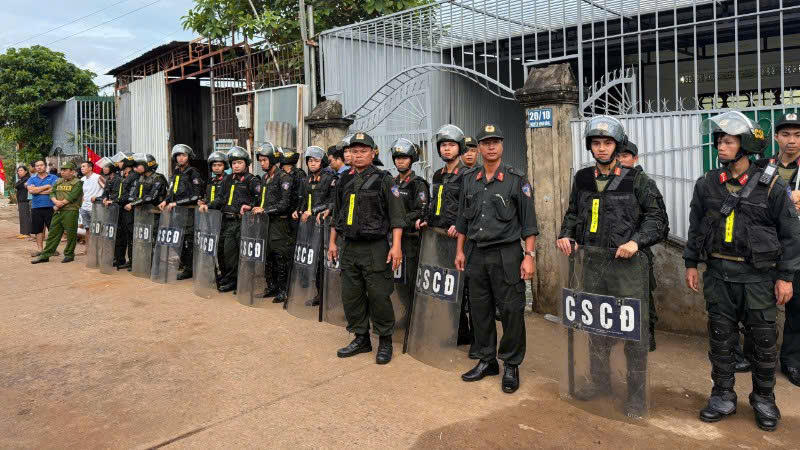 Công an tỉnh Đắk Lắk đã huy động hàng trăm cán bộ, chiến sĩ đến hiện trường điều tra. Ảnh: TN.