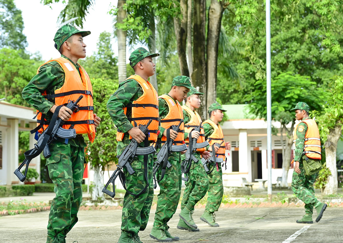 Chiến sĩ khởi động trước khi vào nhiệm vụ. Ảnh Nguyễn Minh. 
