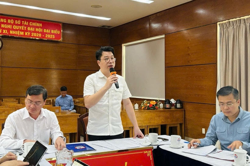 Giám đốc Kho bạc Nhà nước Trần Quân làm việc với các sở ngành và phường xã. (Ảnh: KBNN/Vietnam+)