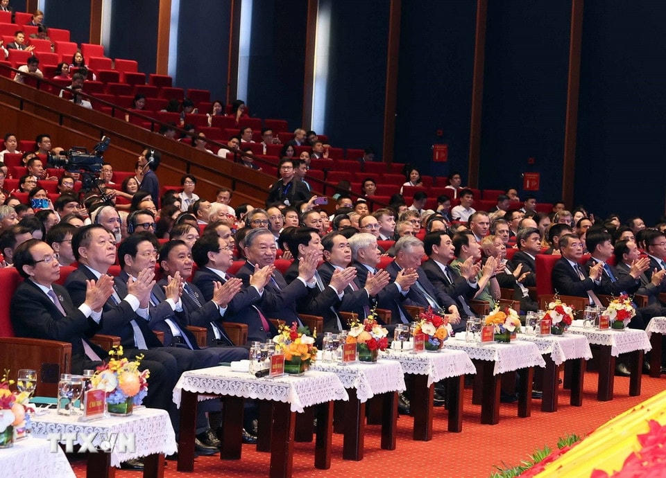 Tổng Bí thư Tô Lâm, các đồng chí lãnh đạo, nguyên lãnh đạo Đảng Nhà nước dự Lễ kỷ niệm. (Ảnh: Thống Nhất/TTXVN)