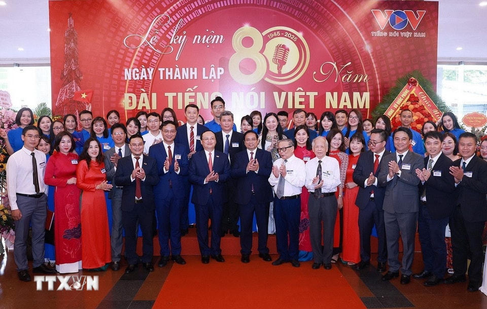 Thủ tướng Phạm Minh Chính với lãnh đạo, nguyên lãnh đạo, phóng viên, biên tập viên Đài Tiếng nói Việt Nam. (Ảnh: Dương Giang/TTXVN)