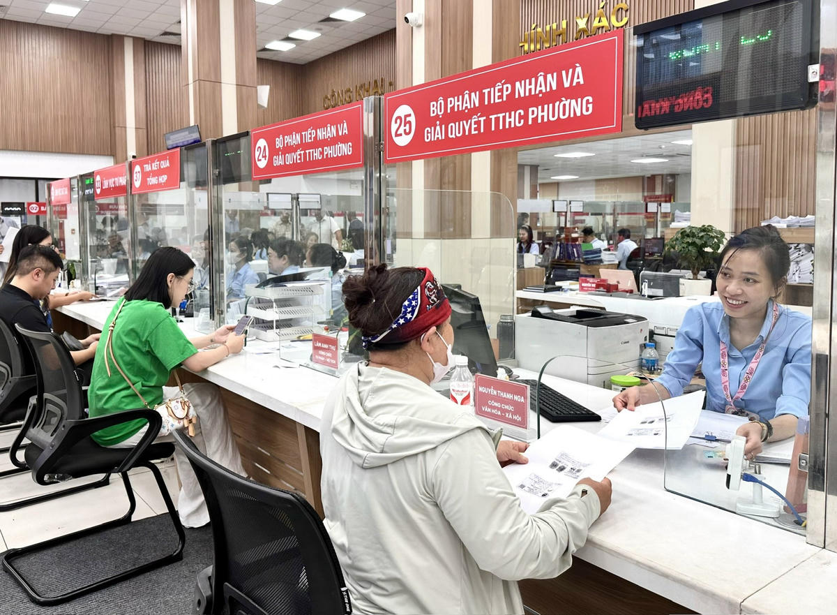 Cán bộ Trung tâm phục vụ hành chính công phường Hồng Gai (tỉnh Quảng Ninh) đón tiếp, phục vụ nhân dân đến giải quyết hồ sơ. Ảnh: ngọc Anh