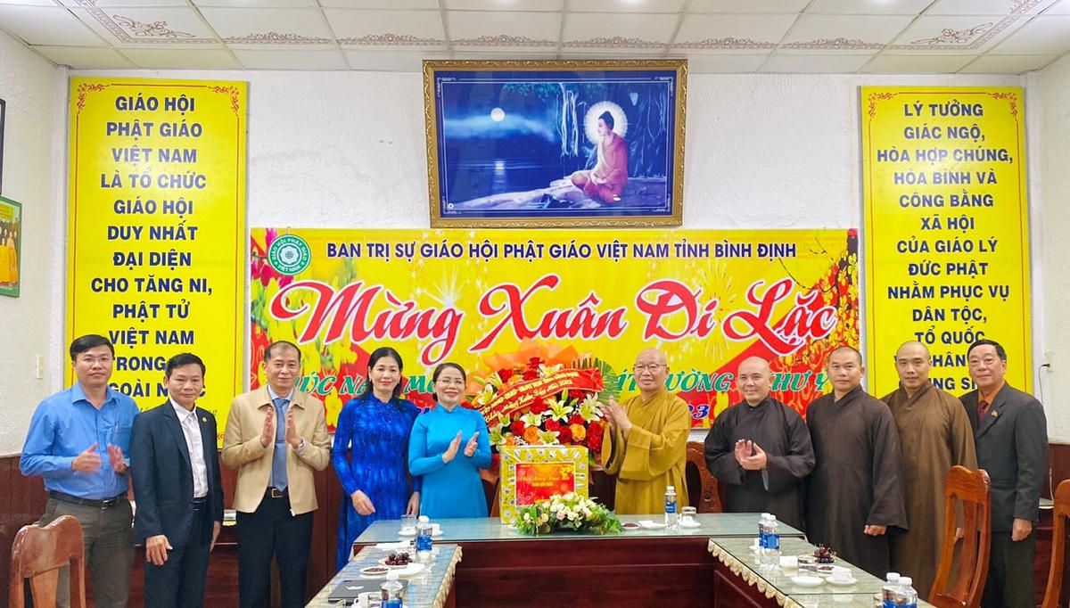 Trưởng ban Dân vận Tỉnh ủy, Chủ tịch Ủy ban MTTQ Việt Nam tỉnh Bình Định Nguyễn Thị Phong Vũ thăm và chúc mừng Hòa Thượng Thích Nguyên Phước, Trưởng Ban Trị sự GHPG Việt Nam tỉnh Bình Định.