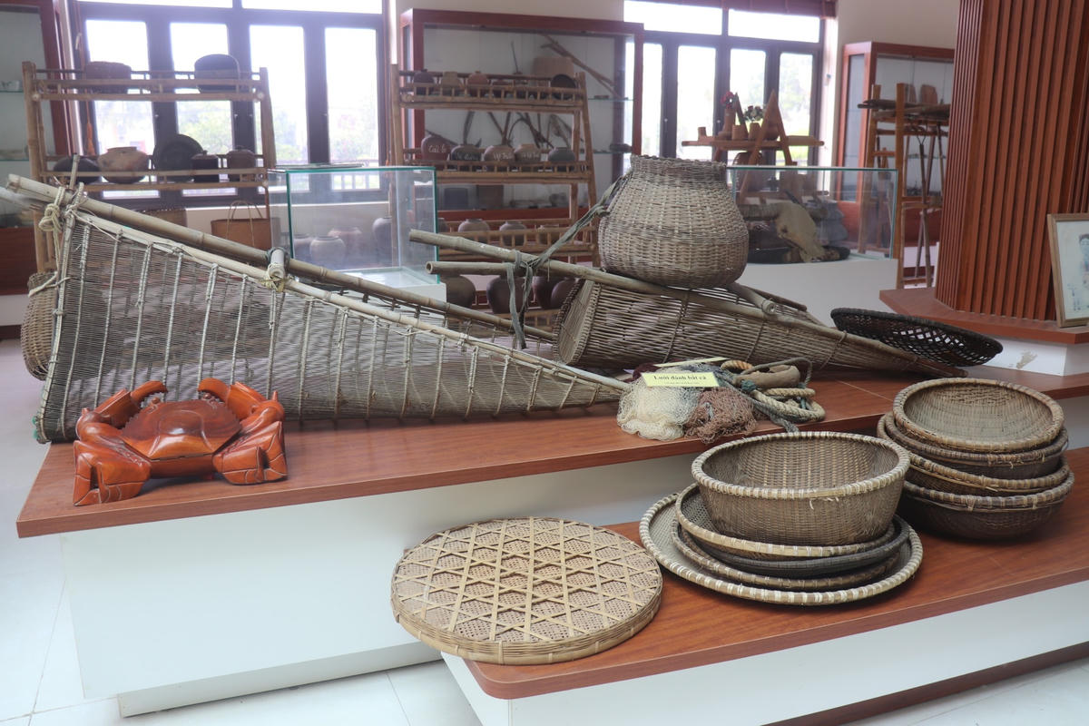 So với bảo tàng, không gian trưng bày của nhà truyền thống tương đối đa dạng, phong phú, bao quát được các lĩnh vực với hàng nghìn hiện vật, chia thành 5 phân khu. Ảnh: Đình Minh