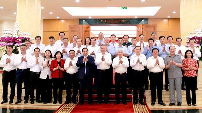 Sáng ngày 04/9/2025, tại Trụ sở Trung ương Đảng, Bộ Chính trị do đồng chí Tổng Bí thư Tô Lâm chủ trì đã làm việc với Ban Thường vụ Đảng uỷ Mặt trận Tổ quốc, các đoàn thể Trung ương để cho ý kiến vào dự thảo các văn kiện và phương án nhân sự trình Đại hội đại biểu Đảng bộ Mặt trận Tổ quốc, các đoàn thể Trung ương lần thứ I, nhiệm kỳ 2025 - 2030. 