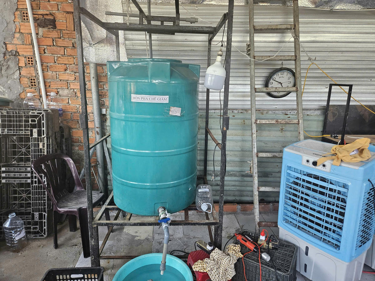 Máy móc tang vật tại hiện trường. Ảnh: Nguyễn Tú