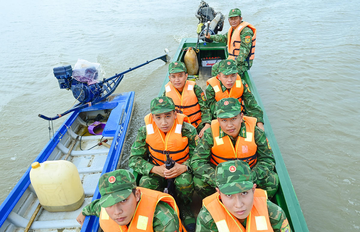 Những ánh mắt kiên định của chiến sĩ biên phòng Vĩnh Nguơn trong công tác phòng, chống buôn lậu qua biên giới mùa nước nổi. Ảnh Nguyễn Minh. 