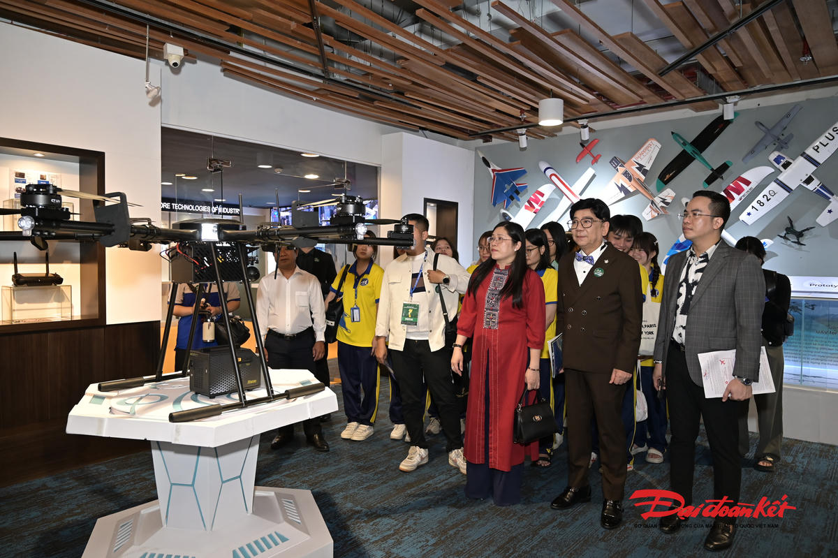 Diễn đàn có sự tham gia của 30 gian hàng với các hoạt động trải nghiệm sáng tạo đầy hấp dẫn và thiết thực, cùng hơn 100 cơ hội việc làm. Ảnh: AV