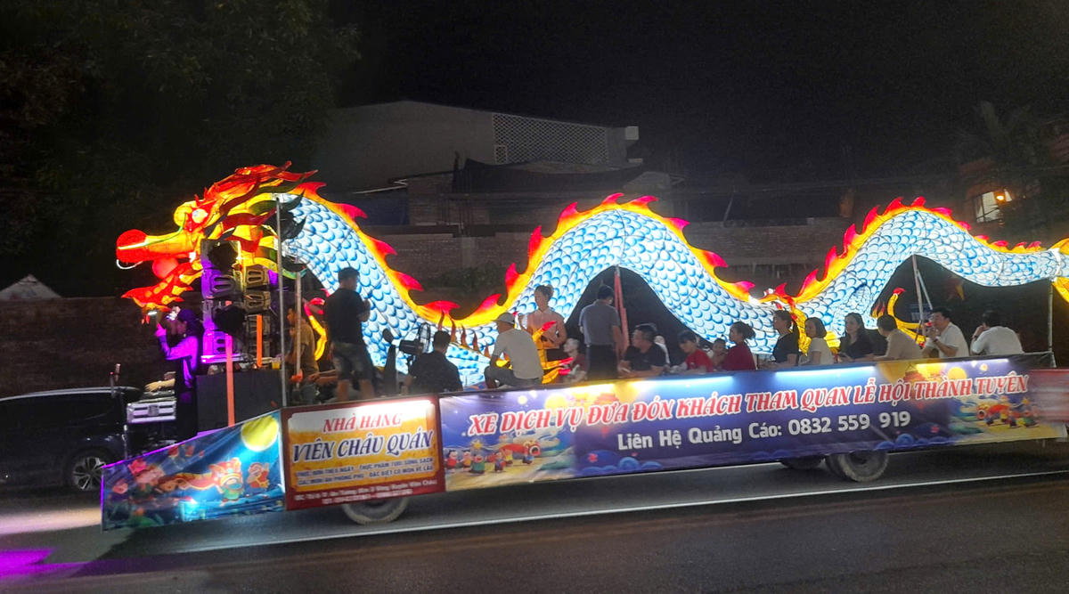 Du khách trải nghiệm xe đèn lồng rực rỡ, độc đáo trong phố hội Trung thu sớm.