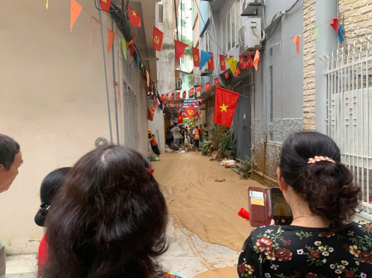 Hỗn hợp bùn nhão từ hoạt động thi công hầm dự án Nhổn – Ga Hà Nội lại phun trào trong ngõ 7 Giang Văn Minh.