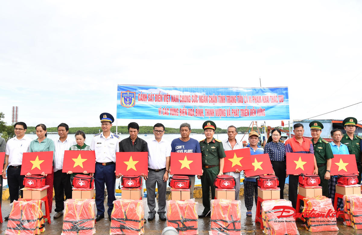 Cảnh sát biển trao quà và cờ Tổ quốc cho ngư dân Thạnh An, TP Hồ Chí Minh. Ảnh: Đức Định.