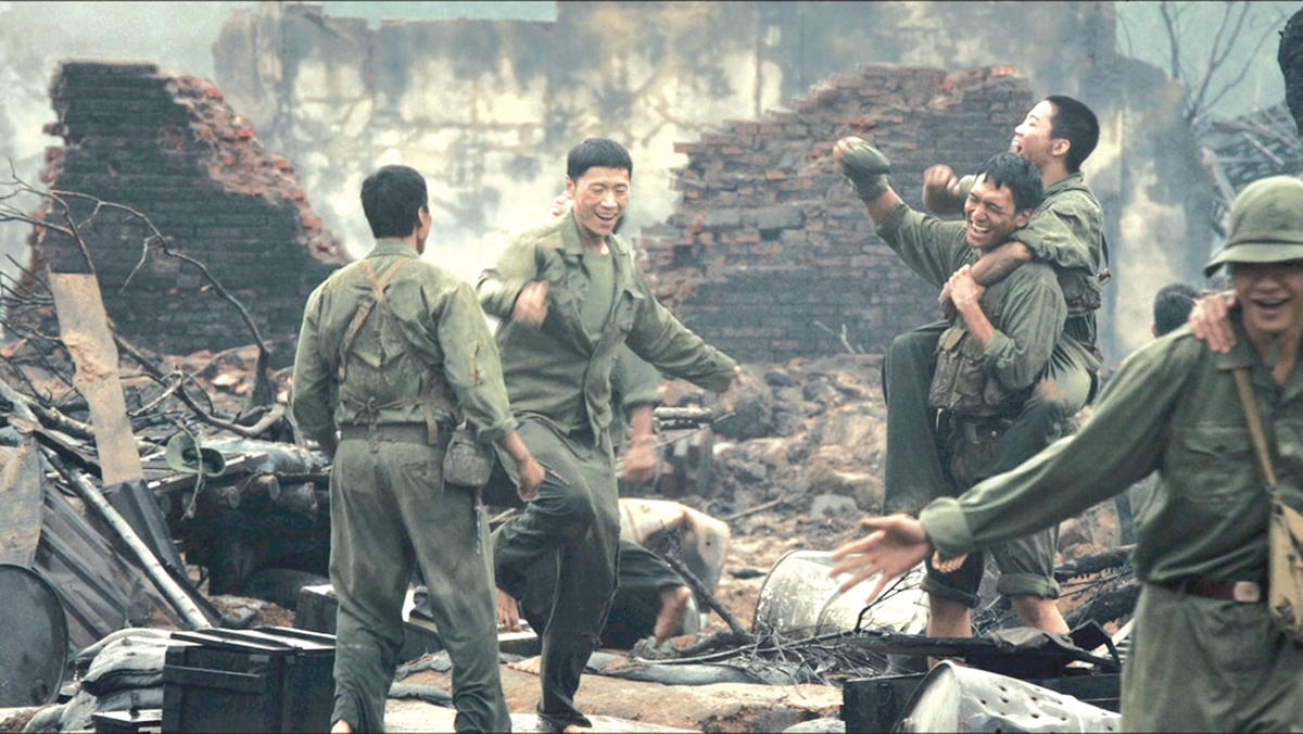 Cảnh trong phim “Mưa đỏ”. Ảnh: NSX.