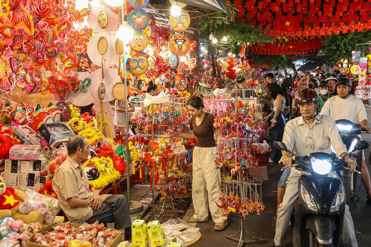 Một tiểu thương trên phố Hàng Mã cho biết, nhiều năm gần đây, đồ chơi truyền thống gần như đã chiếm trọn vẹn sự thu hút bởi người tiêu dùng. Người dân ngày càng yêu thích và tìm về những món đồ chơi Trung thu mang đậm bản sắc dân tộc hơn là những món đồ chơi nhựa nhập ngoại.