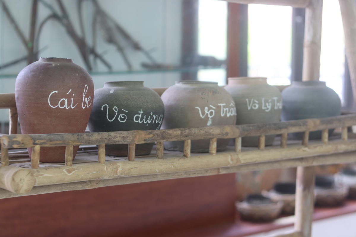 Những chiếc vò, be dùng để đựng nước, đựng rượu... Ảnh: Đình Minh
