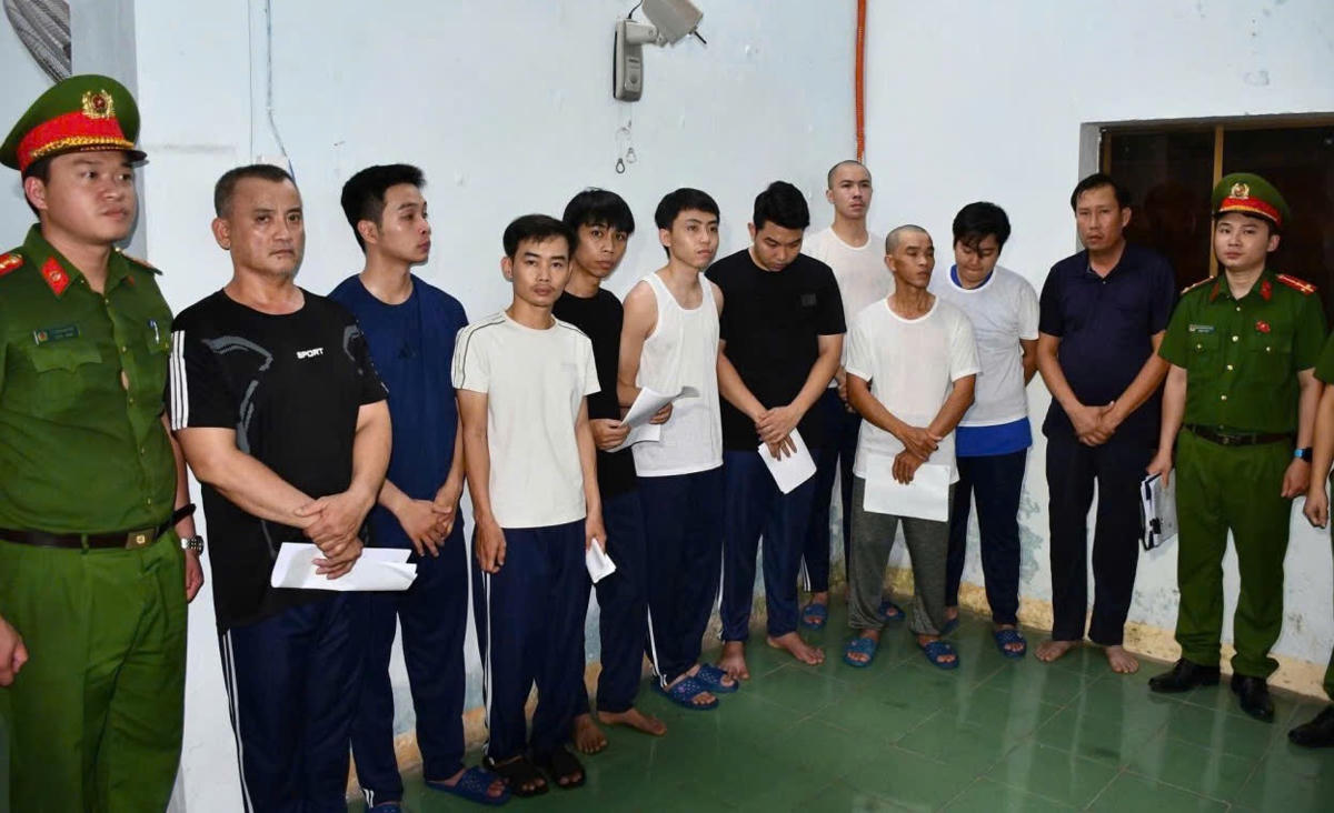 Các nghi phạm trong đường dây bị bắt giữ. Ảnh: Nguyễn Tú.