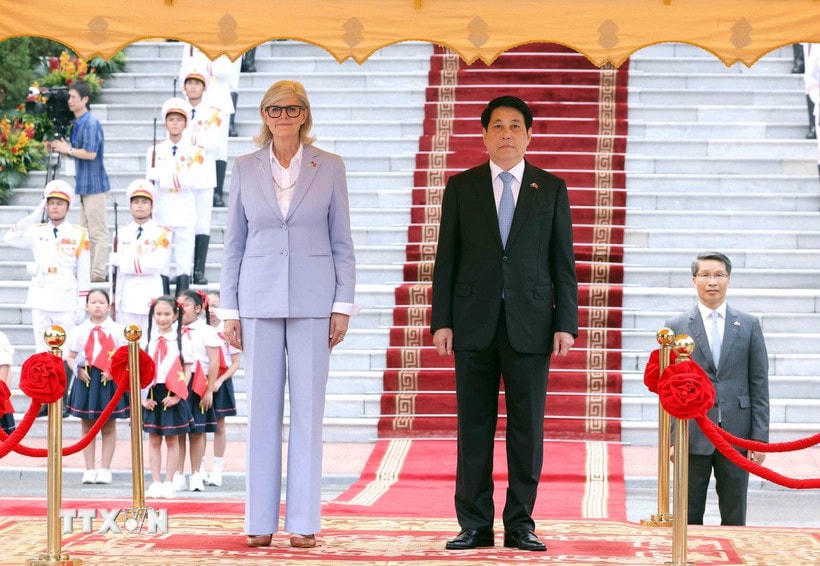 Chủ tịch nước Lương Cường và Toàn quyền Australia Sam Mostyn trên bục danh dự, nghe Quân nhạc cử Quốc thiều hai nước. (Ảnh: Lâm Khánh/TTXVN)