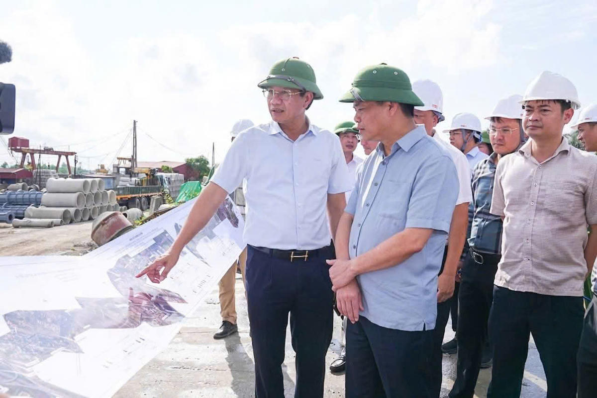  Chủ tịch UBND thành phố Lê Ngọc Châu kiểm tra việc triển khai Dự án đầu tư xây dựng đường vành đai 2 đoạn tuyến Tân Vũ - Hưng Đạo - đường Bùi Viện. Ảnh: Đàm Thanh. 