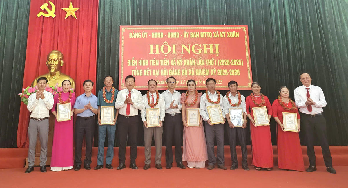 Hội nghị tuyên dương 8 gương tập thể tiên tiến điển hình tiêu biểu trong phong trào thi đua yêu nước. Ảnh: Quang Lộc.